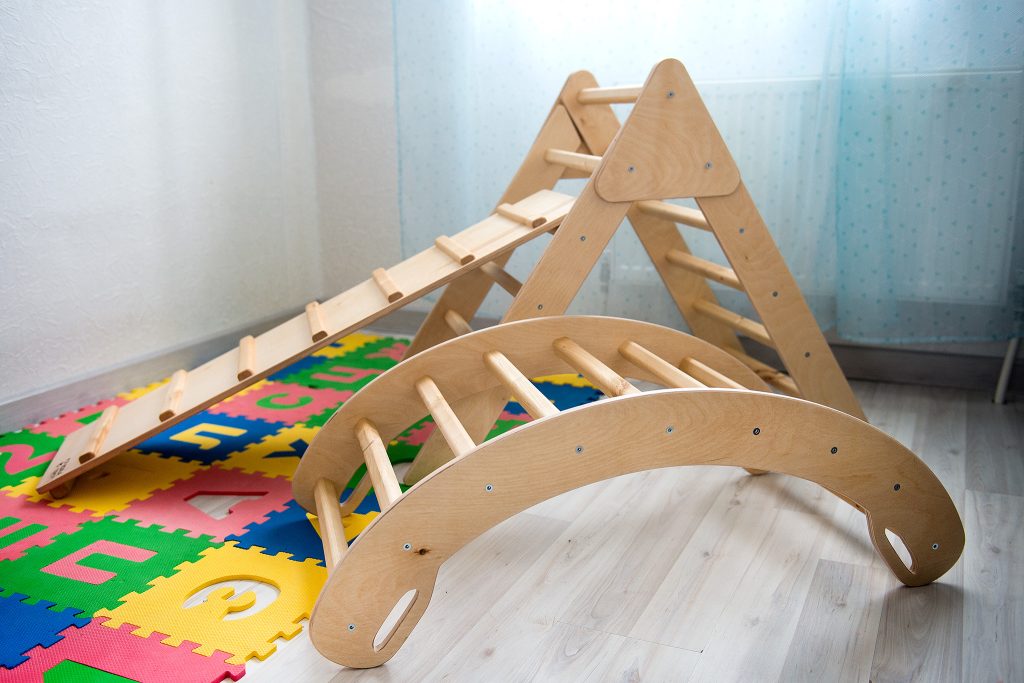 Мебель в детскую. Треугольник Пиклера и радуга качалка